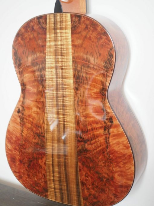 classical concert guitar of the luthier John Price - australie - cedar table and back and sides in myrtle wood, lattice. Powerful sound