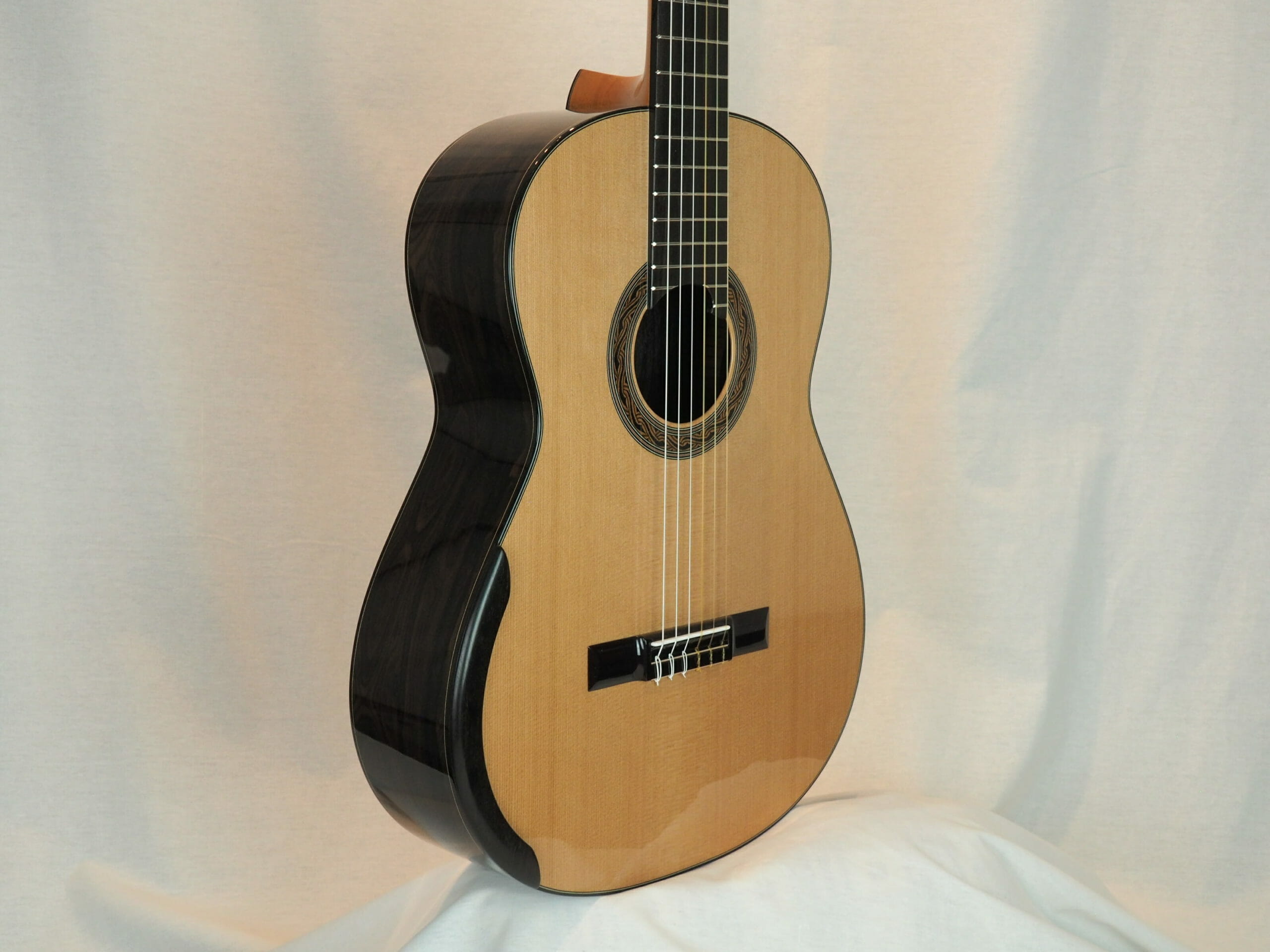 Kim Lissarrague luthier classical guitar No 335 19LIS335-07