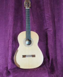 classical concert guitar of the luthier John Price - australie - cedar table and back and sides in myrtle wood, lattice. Powerful sound