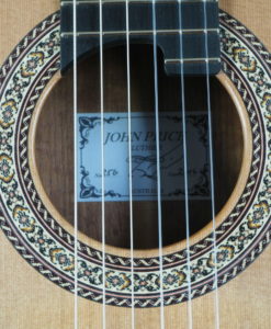 classical guitarconcert du luthier John Price - australie - cedar table and back and sides in myrtle wood, lattice. Powerful sound