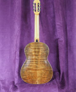 classical guitarconcert du luthier John Price - australie - cedar table and back and sides in myrtle wood, lattice. Powerful sound