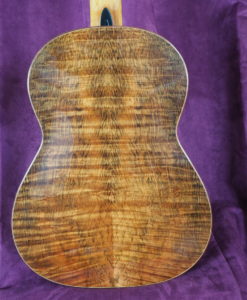 classical guitarconcert du luthier John Price - australie - cedar table and back and sides in myrtle wood, lattice. Powerful sound