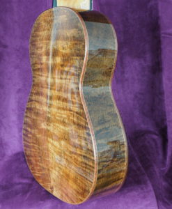 classical guitarconcert du luthier John Price - australie - cedar table and back and sides in myrtle wood, lattice. Powerful sound