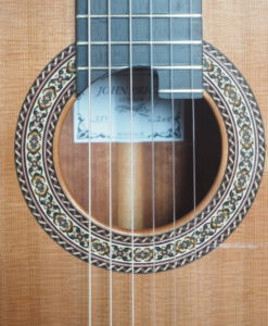 classical concert guitar of the luthier John Price - australie - cedar table and back and sides in myrtle wood, lattice. Powerful sound